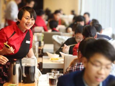 為什么從不做廣告的海底撈成了餐飲界的網紅一哥？